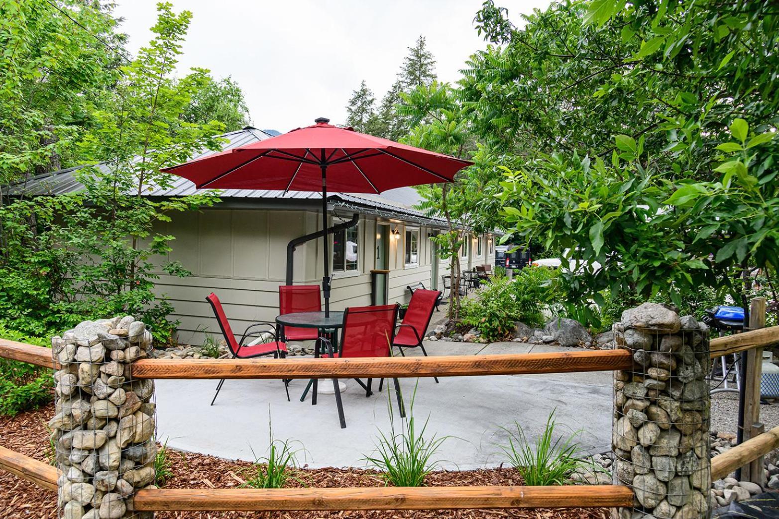 Barefoot Villas And Retreat Christina Lake Exterior photo